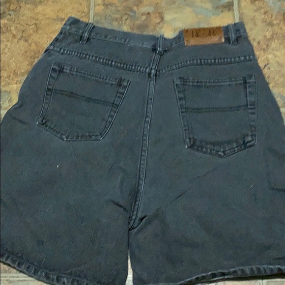 Black shorts - Picture 2 of 4